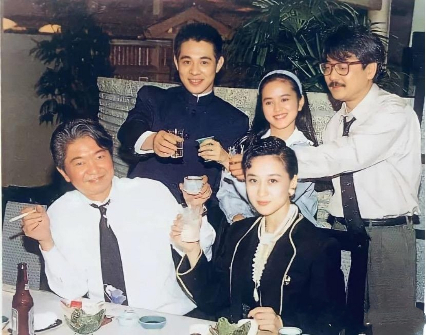 年轻时的李连杰和好友们的珍贵合影,其中一位是利智