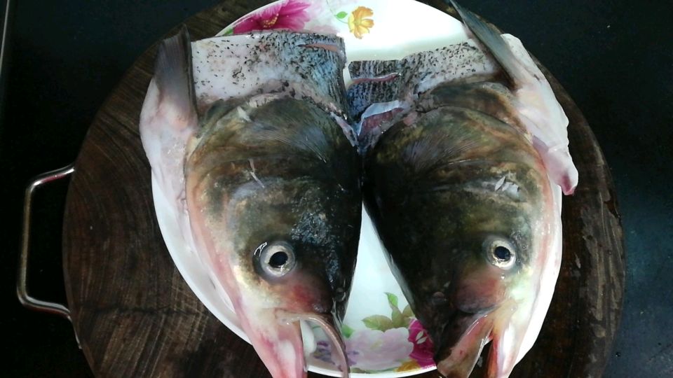 大鱼头的吃法很多、这是其中一种、一家人抢光了