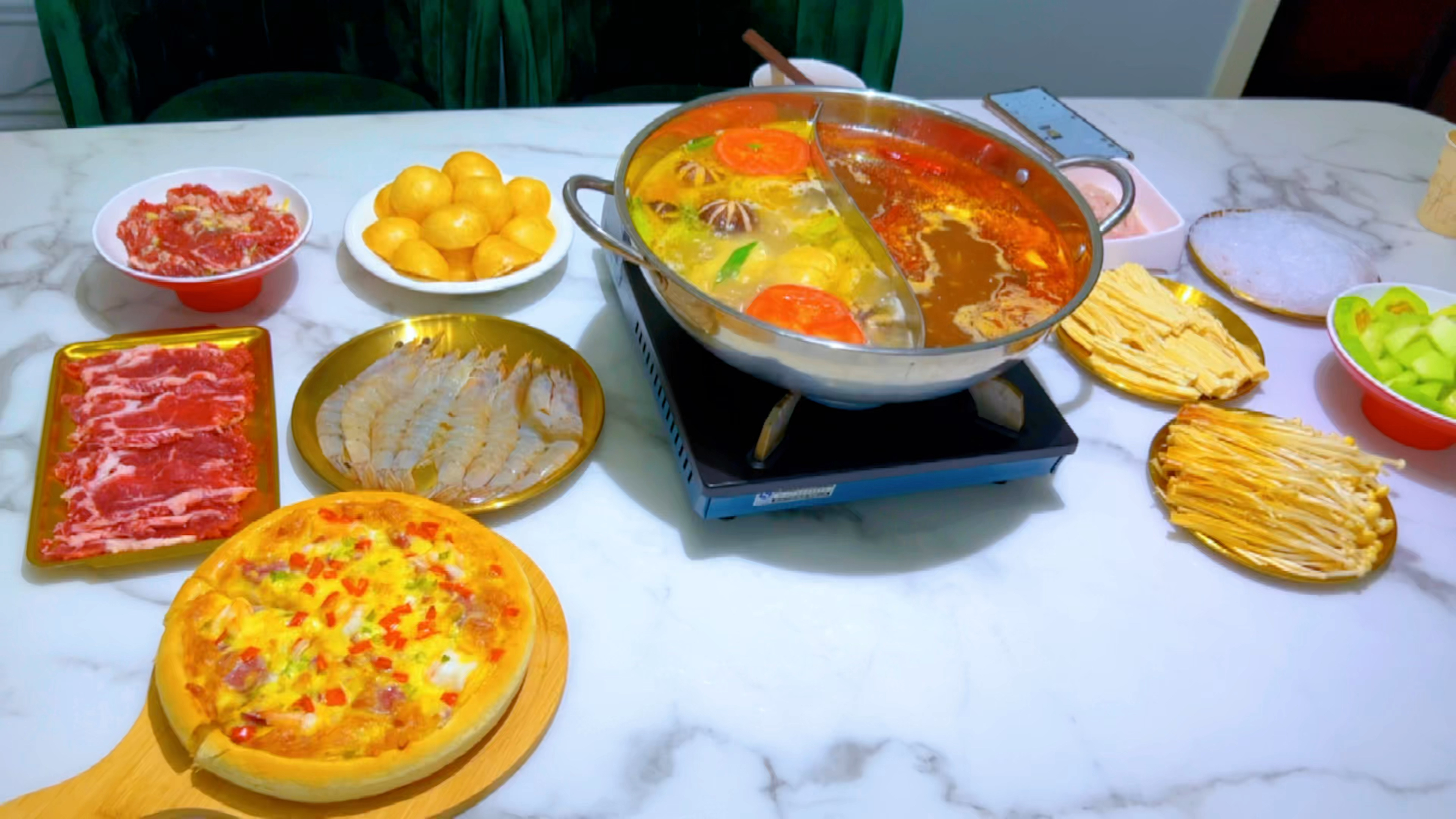 夏天的第一顿鸳鸯火锅,自己在家做,女儿直夸比餐厅吃的还过瘾