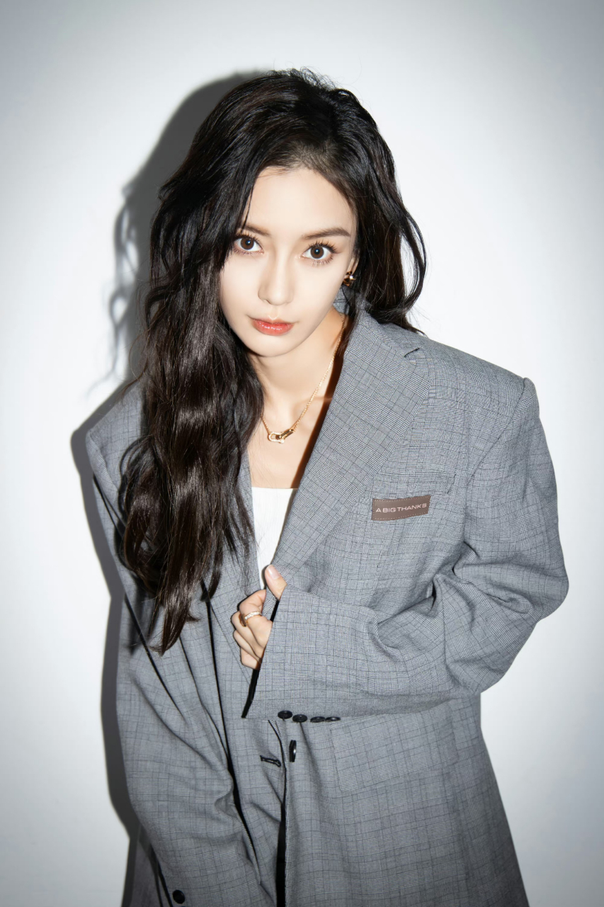 杨颖换了风格气质更高级,灰色西装套裙配白色背心,有层次感发挥的淋漓