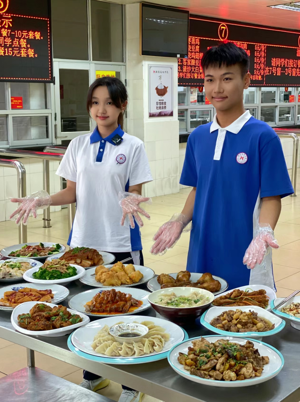 深圳某高中的食堂伙食让人觉得不好好学习真对不起自己吃得这顿饭