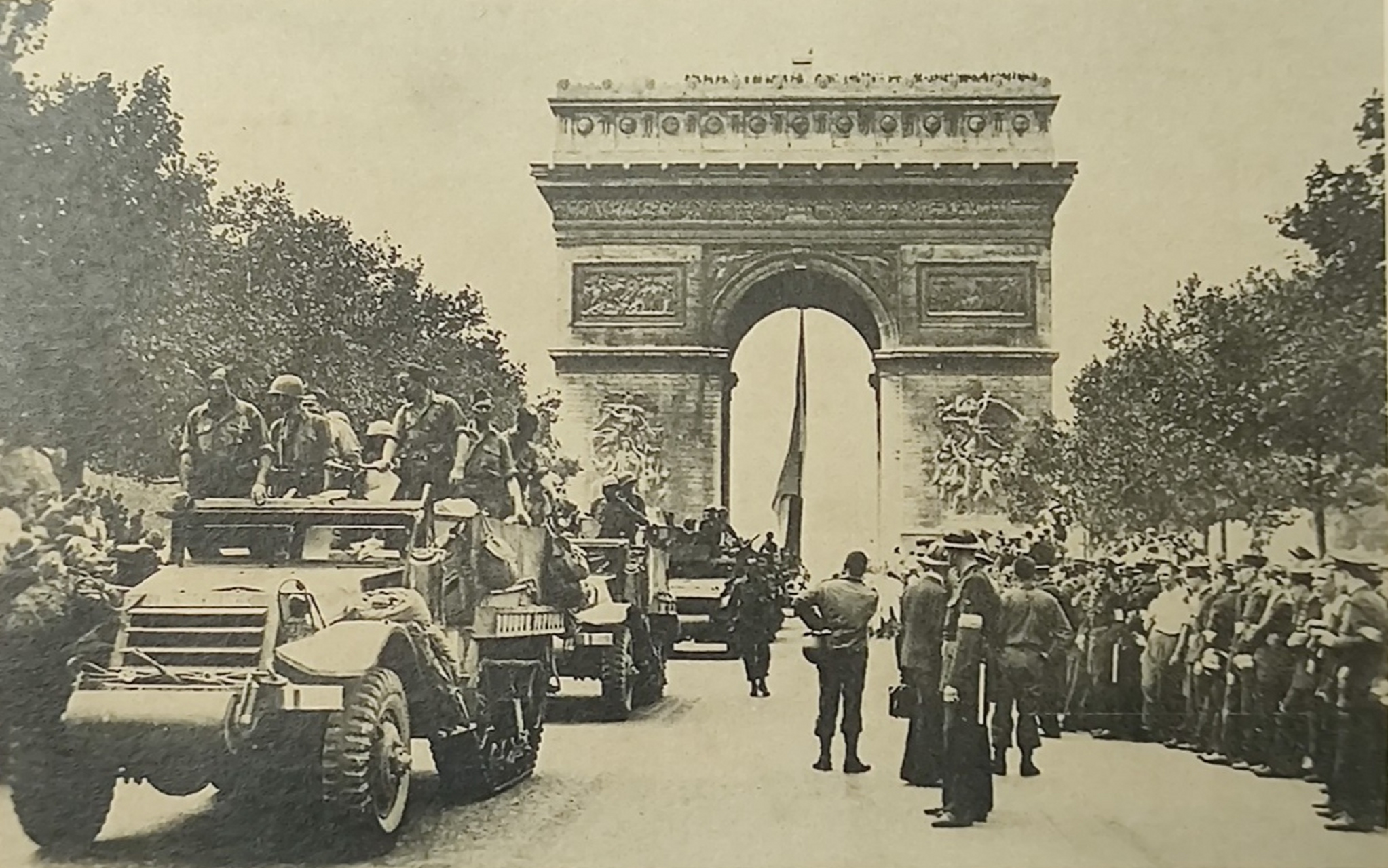 1944年盟军反攻西欧,在诺曼底登陆接近巴黎,在巴黎的法国抵抗力量响应