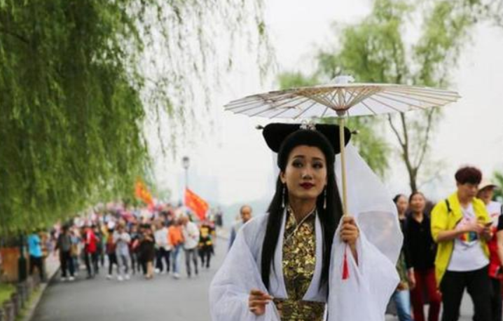 "白娘子"撑伞逛西湖,没等来许仙,却被保安赶走了