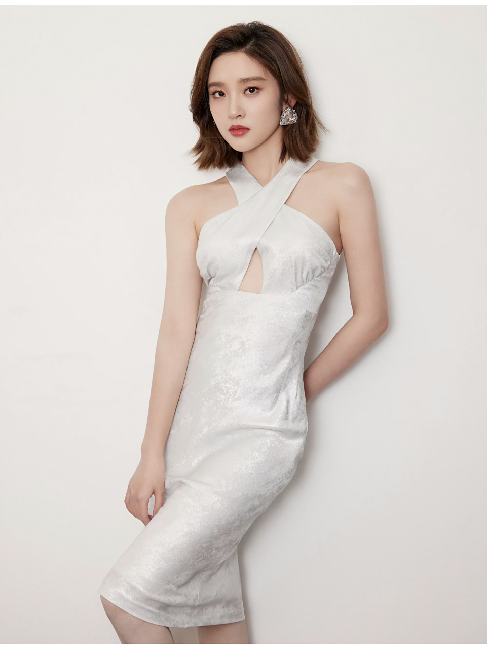 唐艺昕[心]穿着法式复古白色挂脖旗袍连衣裙,优雅精致,温柔端庄,尽显