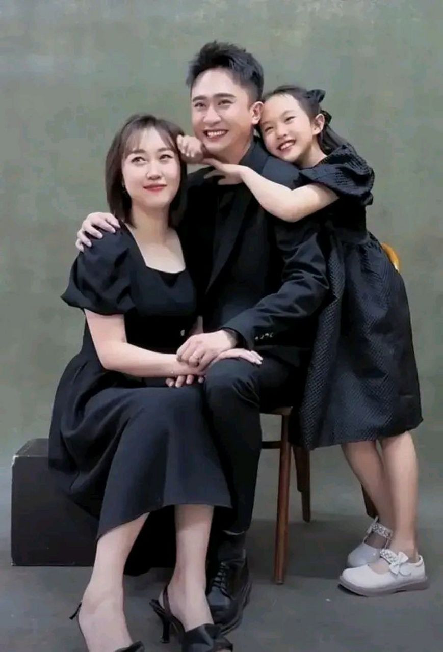 央视主持人杨帆,一家三口全家福照片.