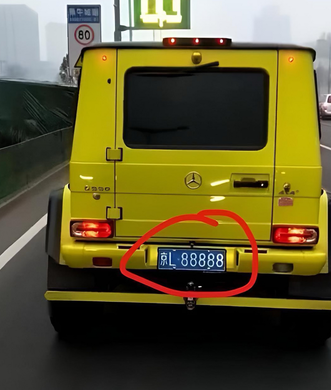 土豪的座驾,这车牌,有钱也买不到吧