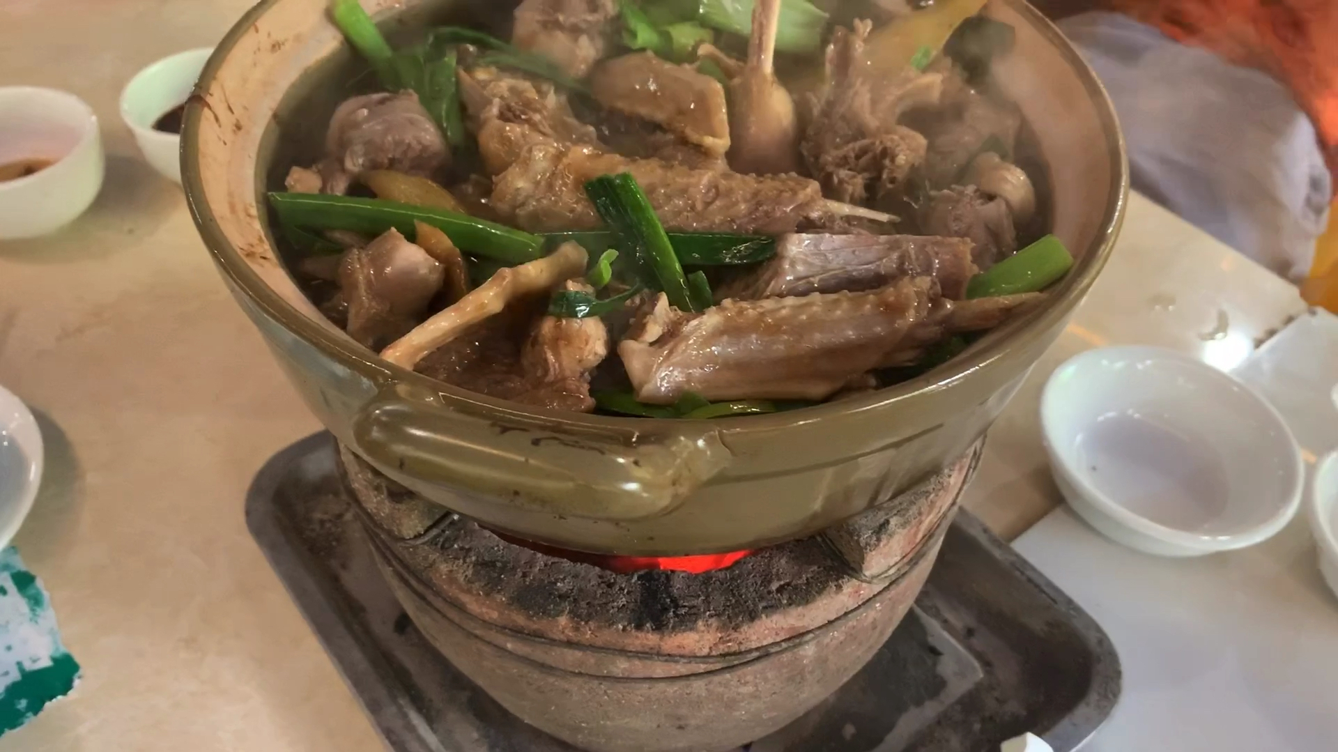 清远天桥底鸡煲人气十足