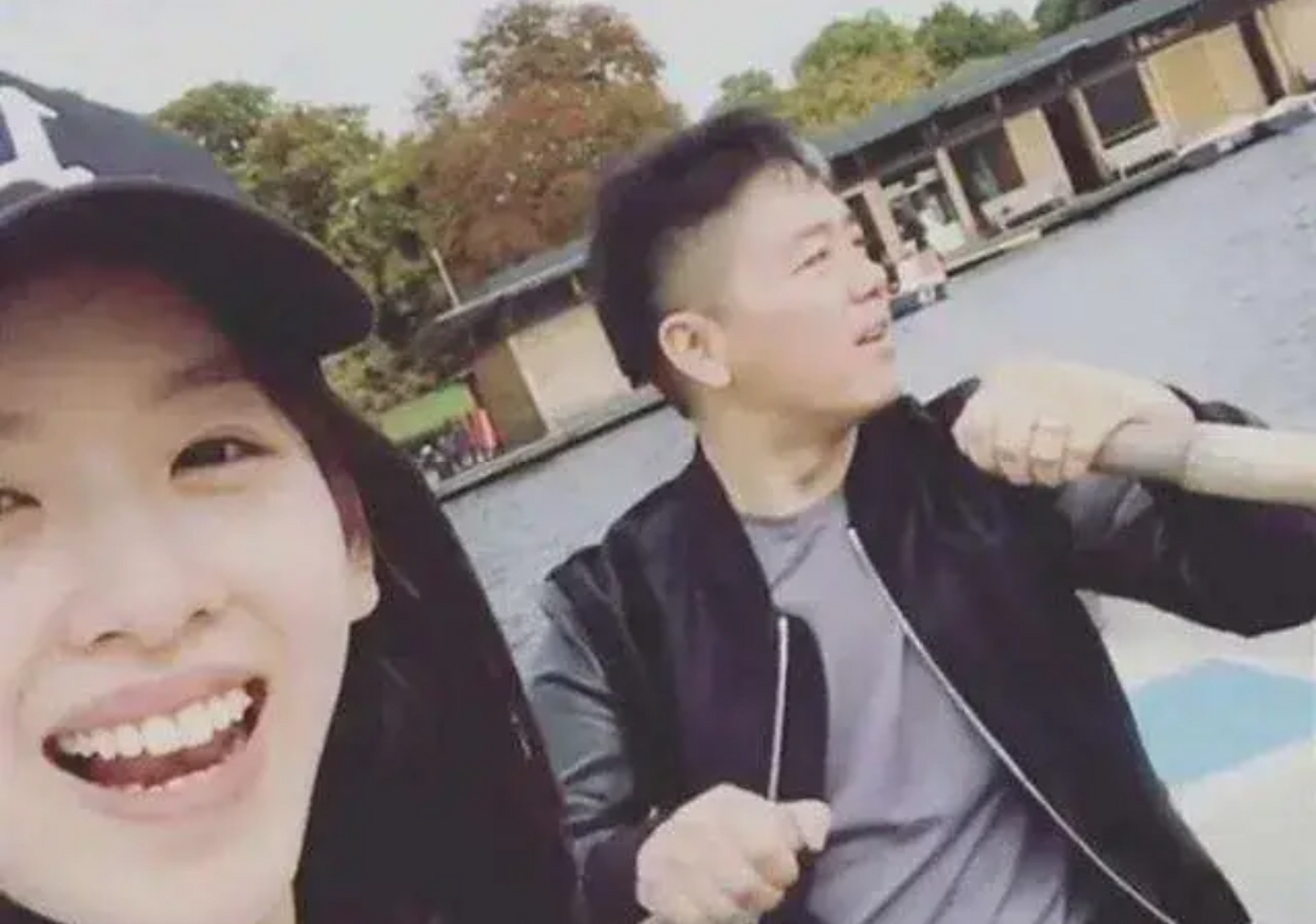 这是奶茶妹妹章泽天和她的前男友陶杜平的合影.