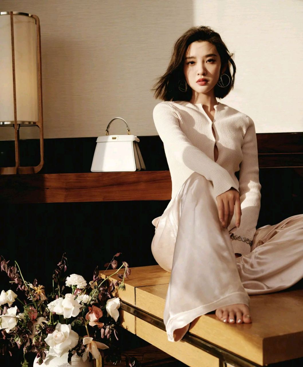 唐艺昕,出生于四川省遂宁,原名唐婷,毕业于重庆大学美视电影学院表演