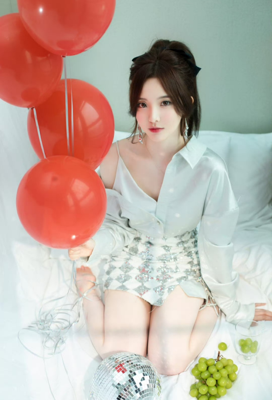 甜美可爱的宝藏女孩#郑乃馨# 肤白貌美,五官精致,身材窈窕,小家碧玉