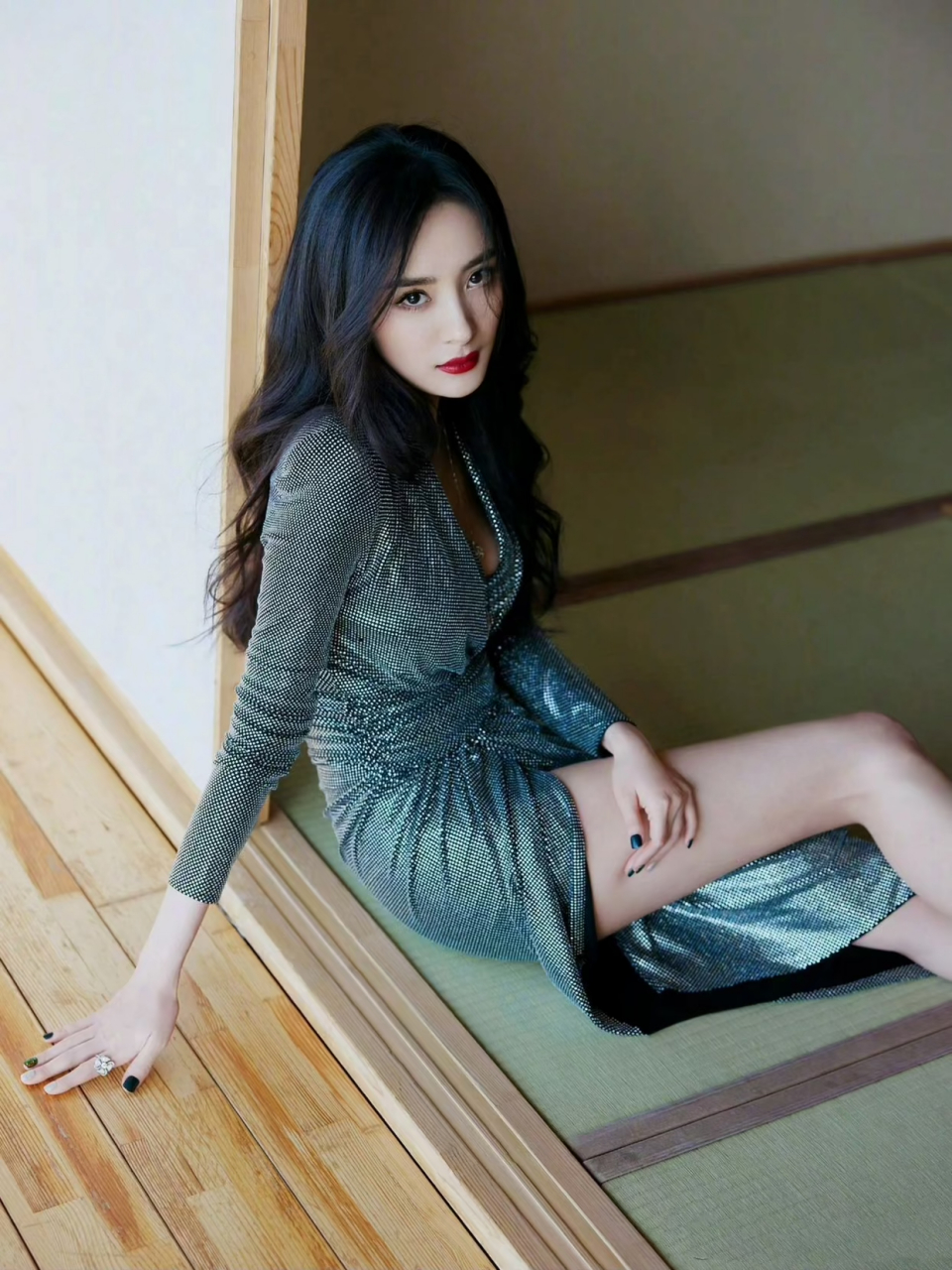 穿银色亮片包臀裙秀性感身段,烫起卷发更妩媚  杨幂作为"时尚女王"之