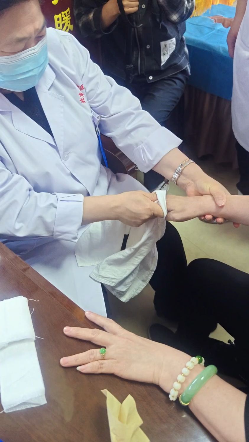 非遗罗氏正骨传人罗翠花徒手接骨