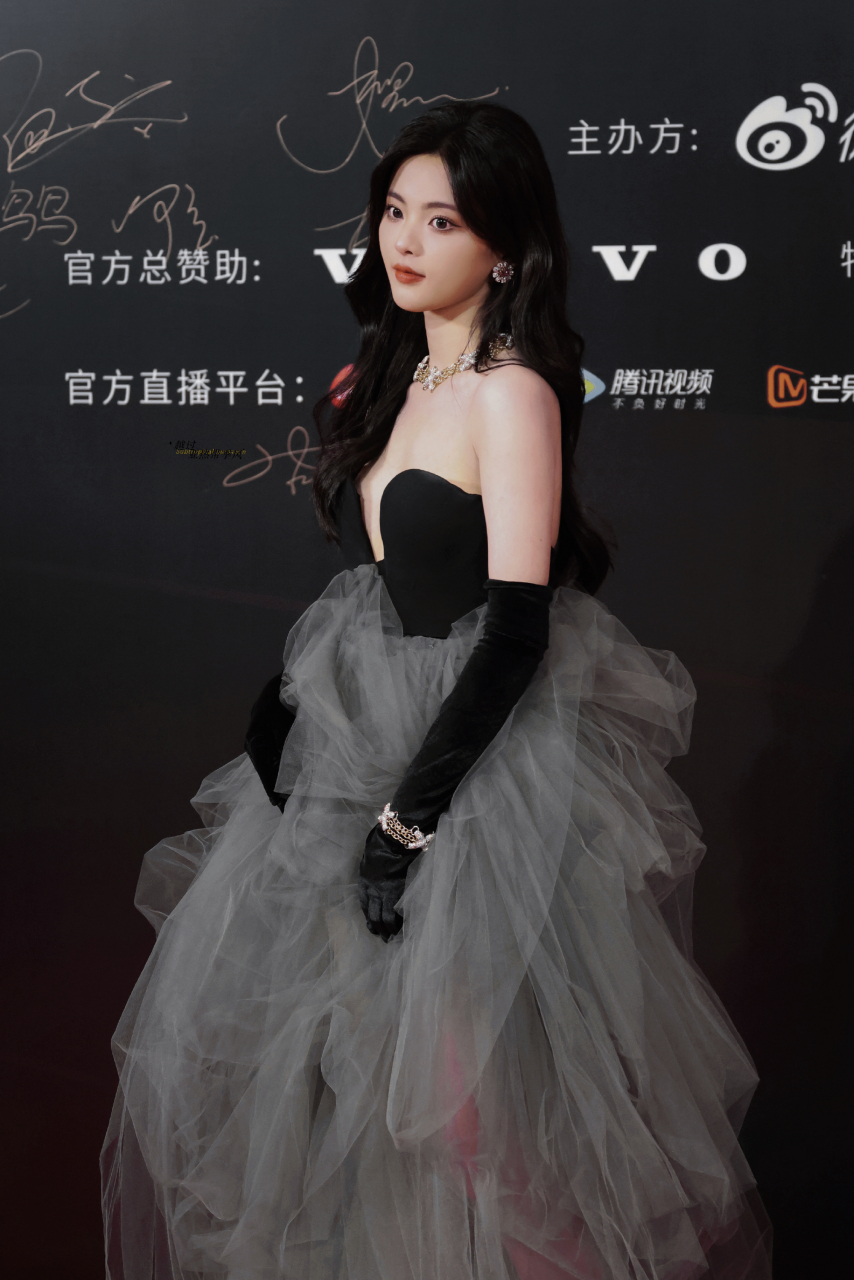 恭喜杨超越荣获2022微博视界大会年度新锐演员,保持初心,超越自我