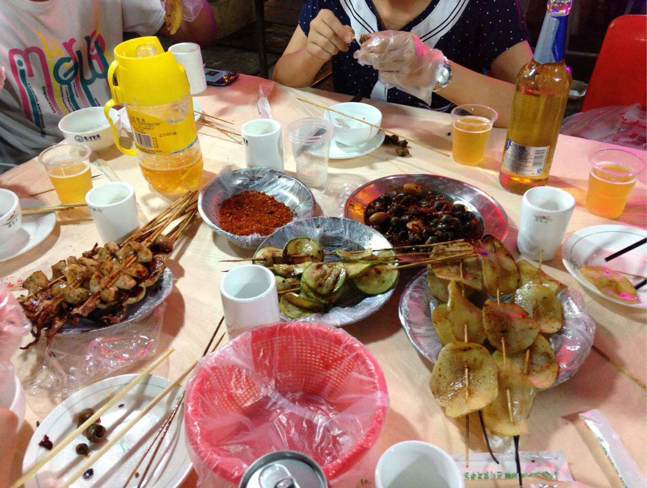 广东男子约女网友吃夜宵,称会送女子一份大礼,结果令她后悔不已