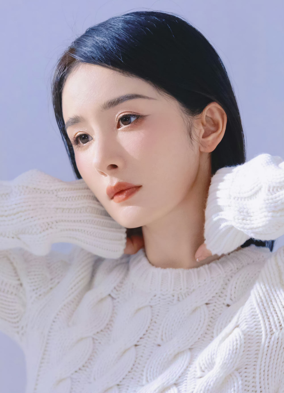 杨幂宽檐礼帽造型,纯白氛围光影大片来了,两种风格帅气优雅,再登时尚