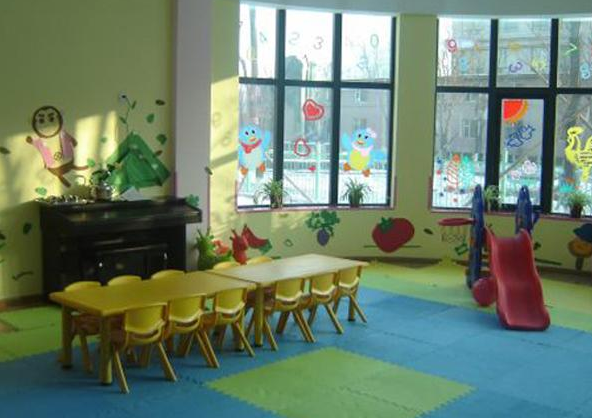 幼儿园男童呕吐趴桌身亡,幼儿园应该负责吗?