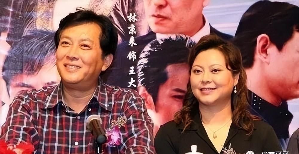 一婚妻子自杀,二婚娶小12岁的美女演员,如今70岁生活幸福美满