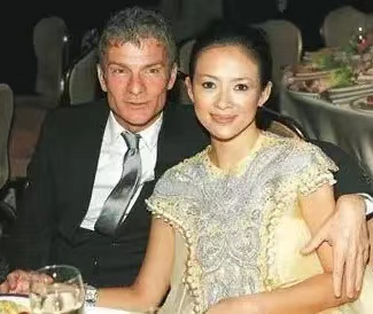 08年,章子怡成功和大自己14岁,身价47亿美元的vivi订婚,12克拉的钻戒