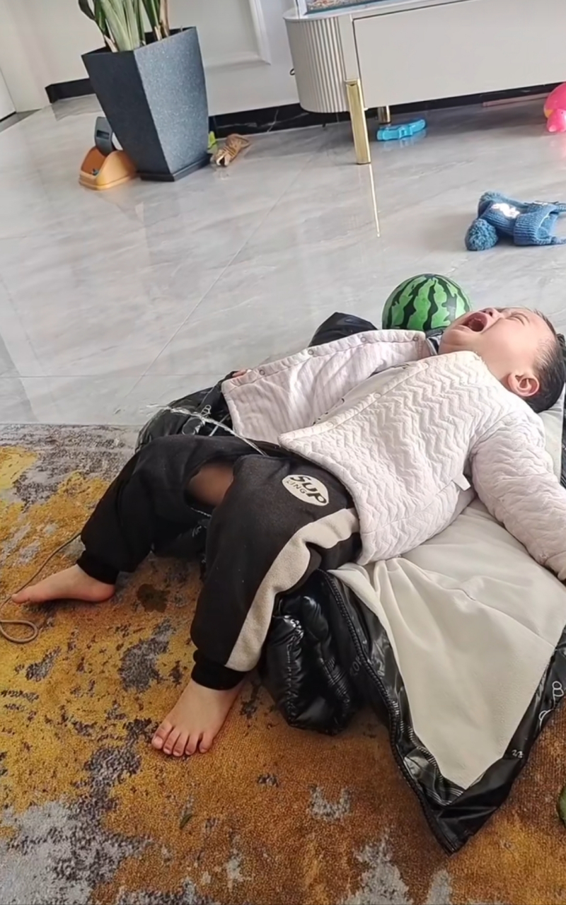 惩罚小男孩令其当众尿裤
