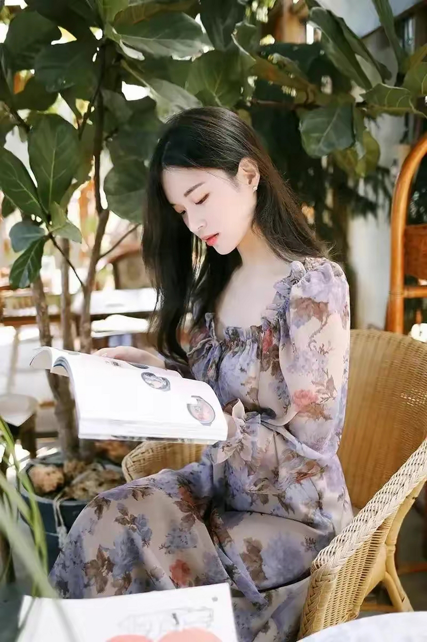 玩转兔年,爱看书学习的美女