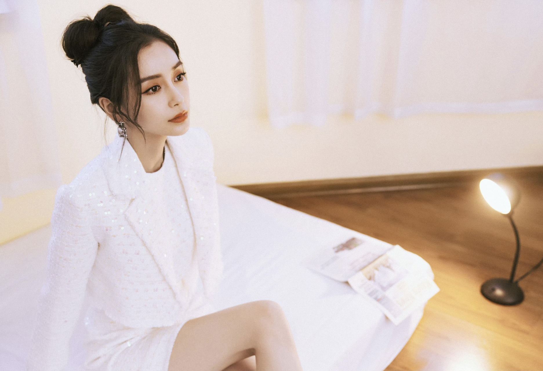 明星生图大赏# #美女# 杨颖白色小西装配超短裙,少女感十足,美腿幼沣