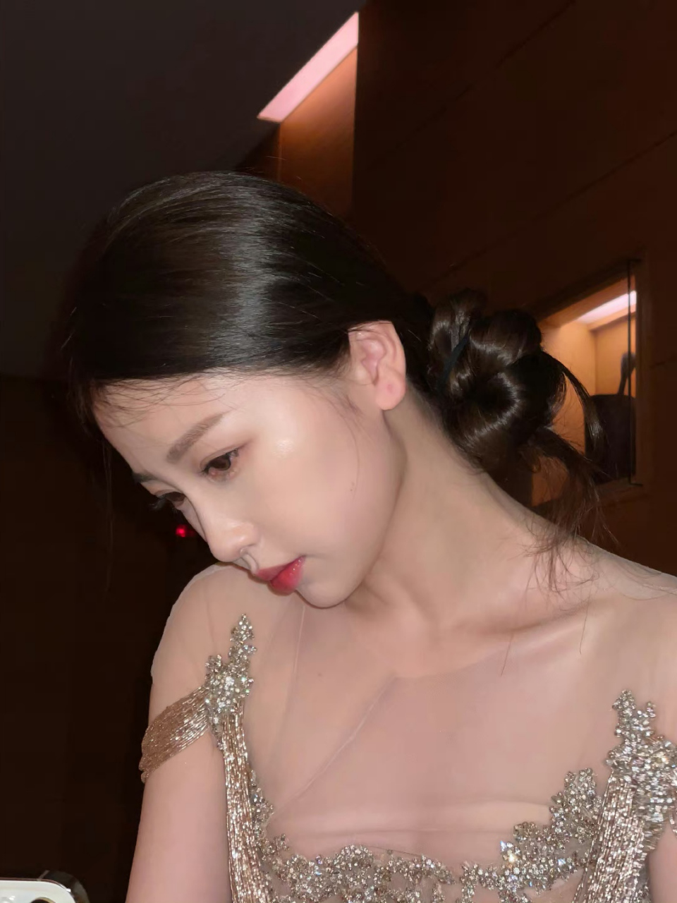 虞书欣# 镂空鎏金长裙,甜美灵动,性感迷人