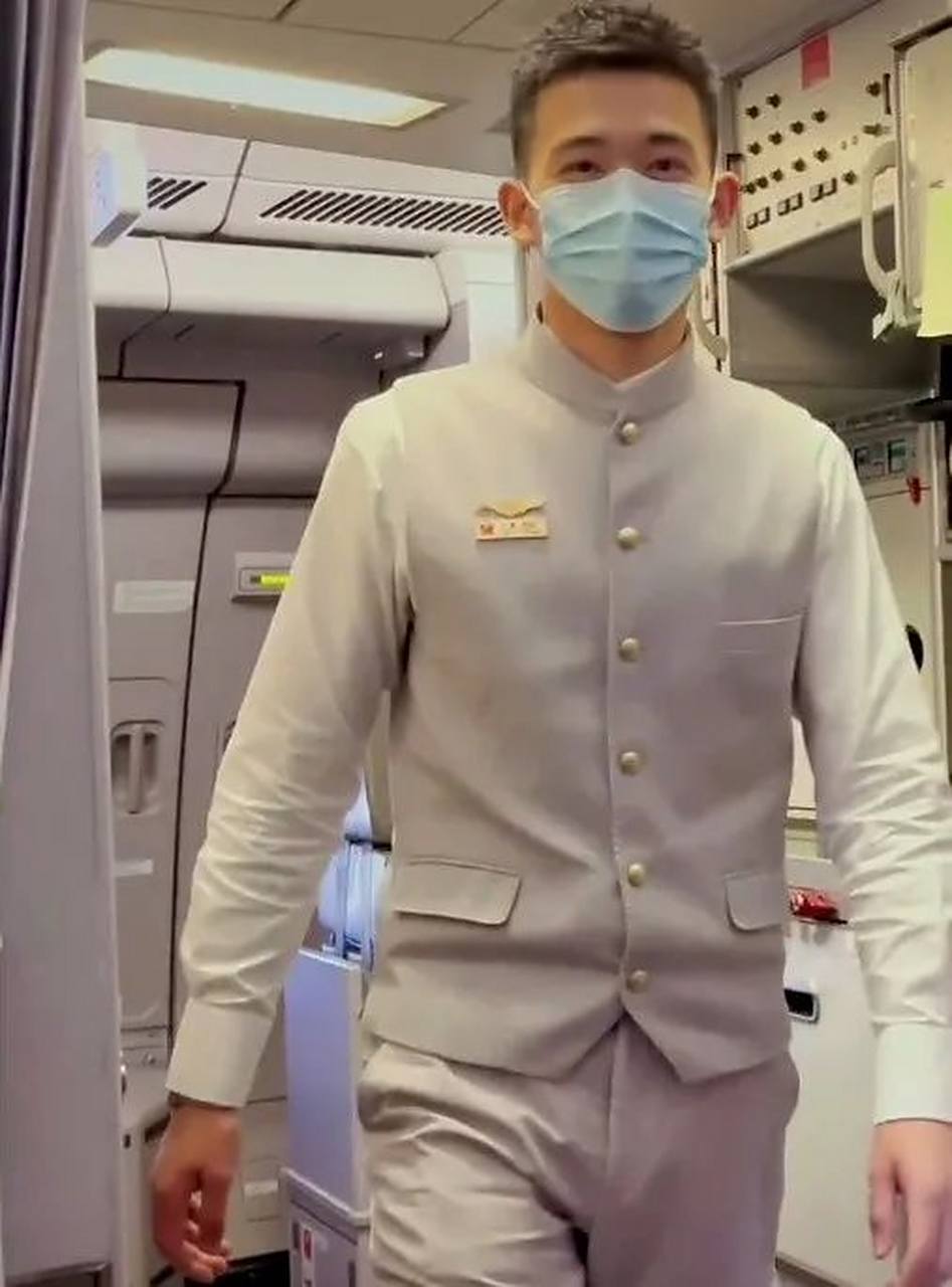 抓拍海航的空少小哥,带着口罩都觉得他很帅 戴口罩的海航空少小哥