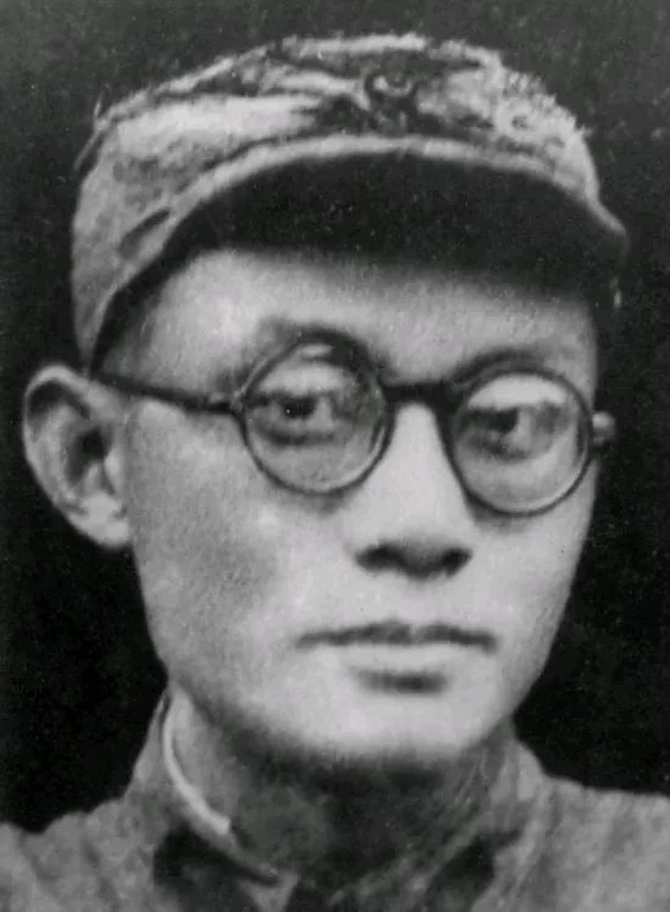 "罗世文摇摇头,脱下破皮鞋送给他留作纪念.