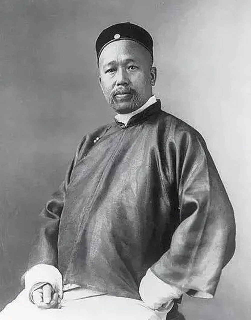 临走前,他拉着张光的手说:"我所有的财产都是你的.