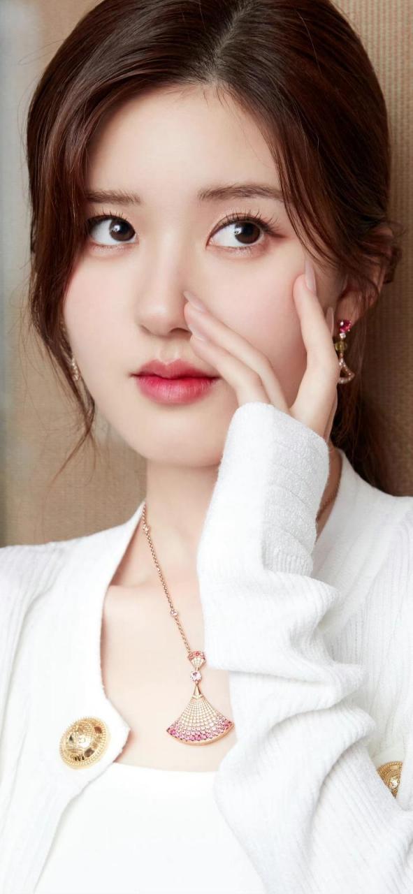 她以她独特的魅力和气质展现了成熟女性的魅力.