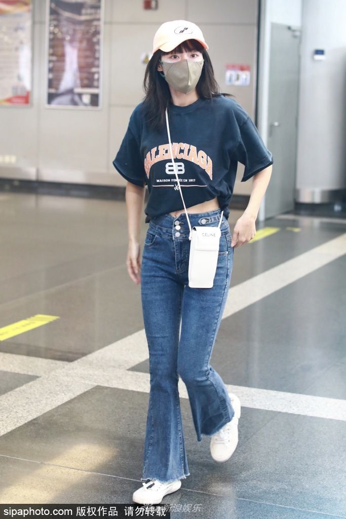 组图：张嘉倪灰色T恤搭配牛仔裤现身休闲造型简约舒适