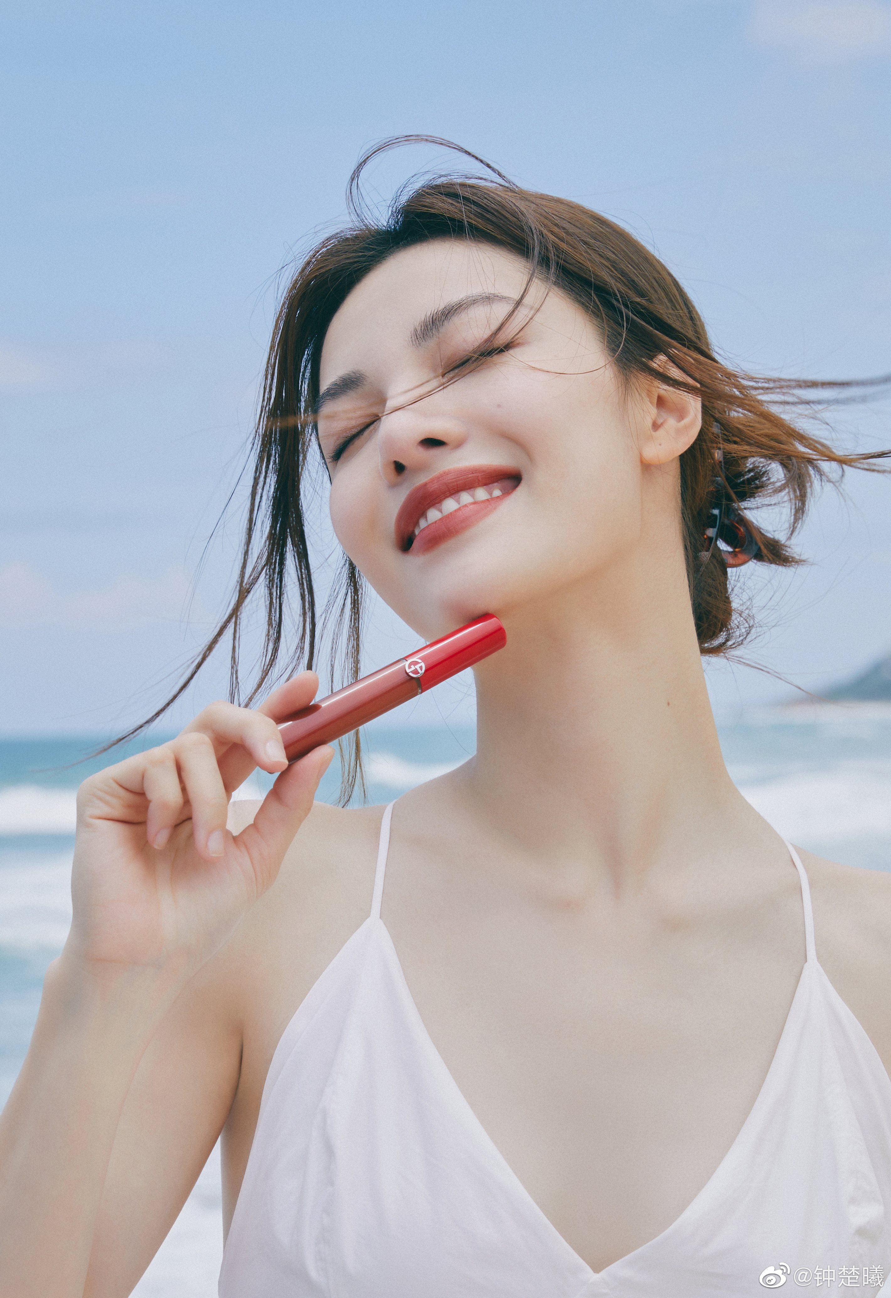 钟楚曦海边写真,一袭白色吊带裙,肌肤白皙,俏丽动人