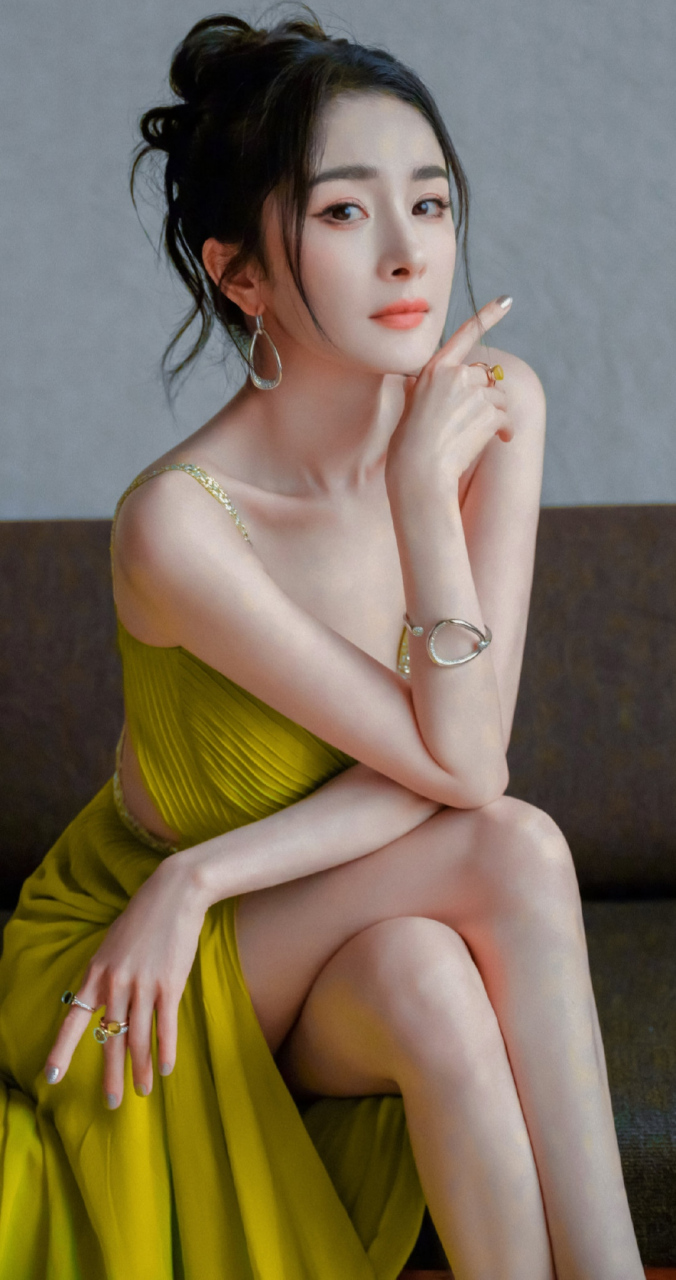 杨幂# 身穿黄色吊带露背长裙,娇嗔欲滴的容颜,性感撩人的身材,白皙