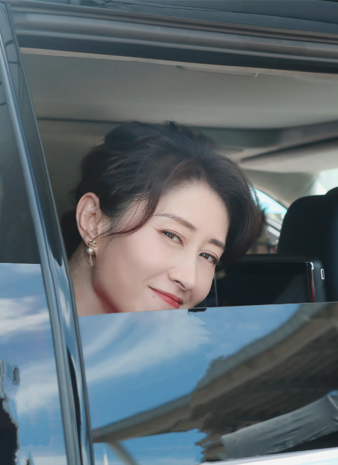 《伪装者》大姐刘敏涛,与男子牵手热吻,网友:该怎么去形容你?