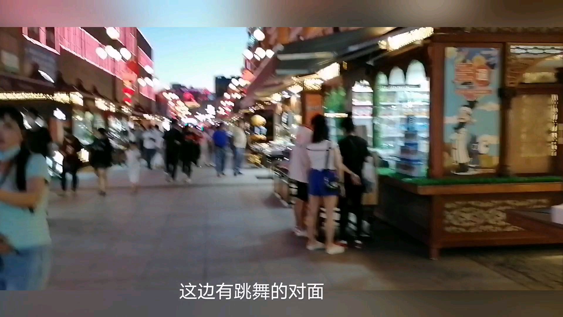 夜间新疆国际大巴扎,美丽夜景和各种精致工艺品,民族特色新疆舞