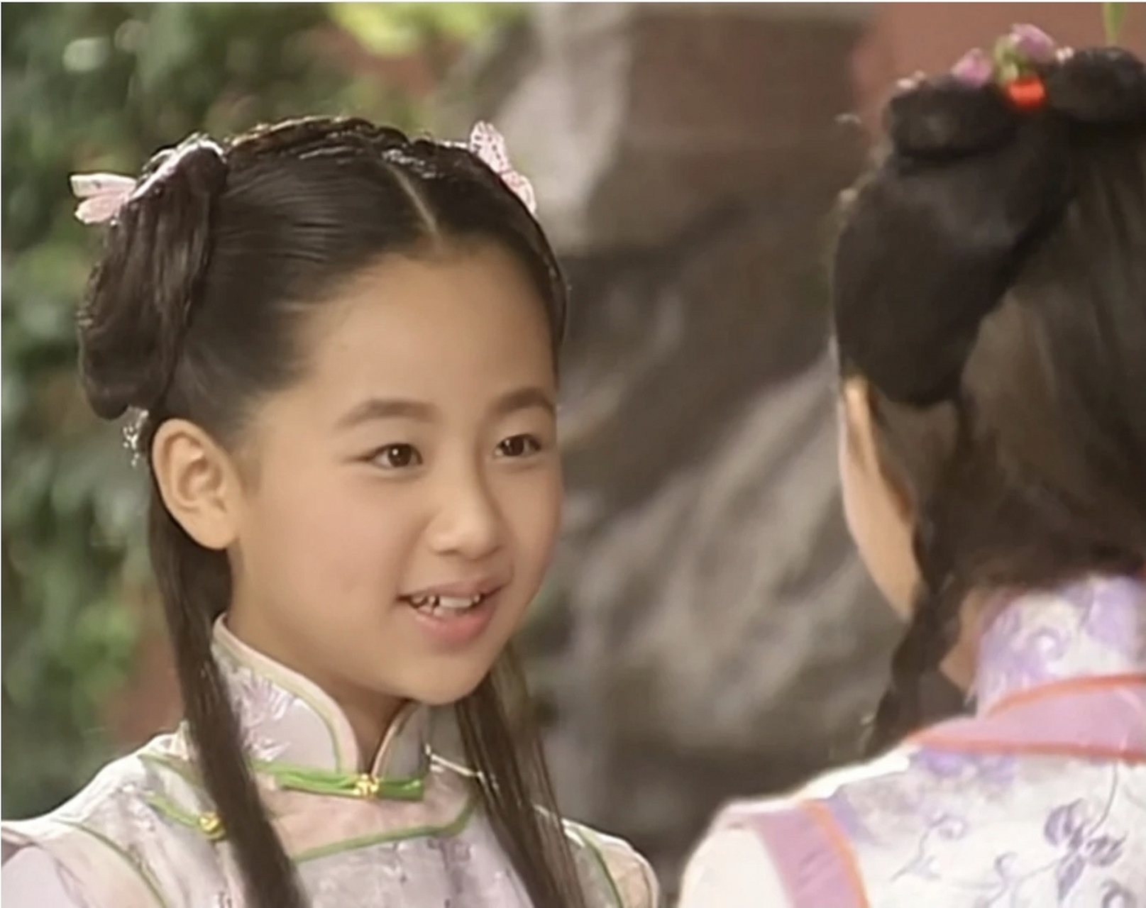 惊艳了时光,温柔了岁月;小时候的杨紫则演小时候的董鄂妃(宛如),灵巧