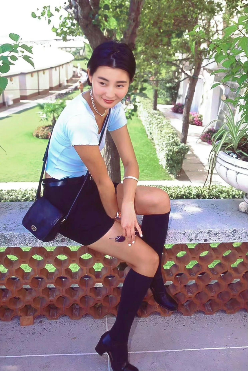 好喜欢张曼玉年轻时这个短发,利落帅气又带点小清纯,好美啊!