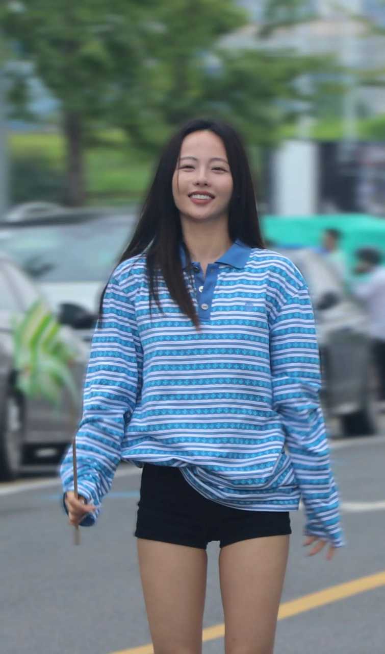 被买超说是矮黑小的张嘉倪,私下确实个子不高,皮肤黝黑,没有舞台上