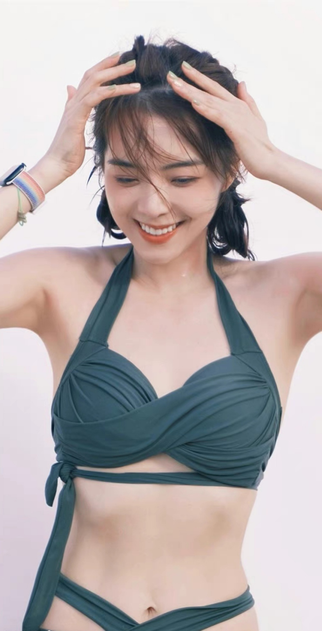 英雄联盟# 美女解说 #余霜# 比基尼美照,清纯甜美,香肩玉背,美腿幼沣