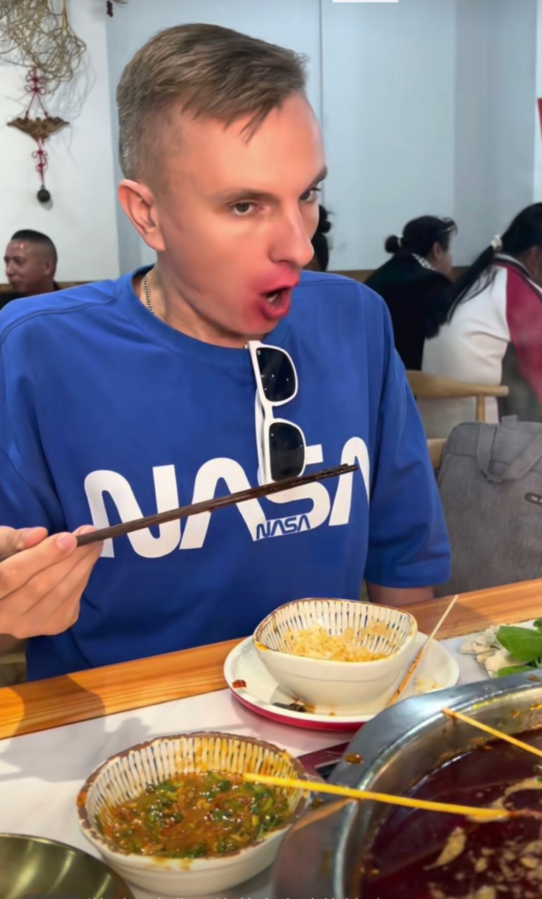 太辣了,太辣了,嘴都辣红了.#搞笑# #逗你玩呢