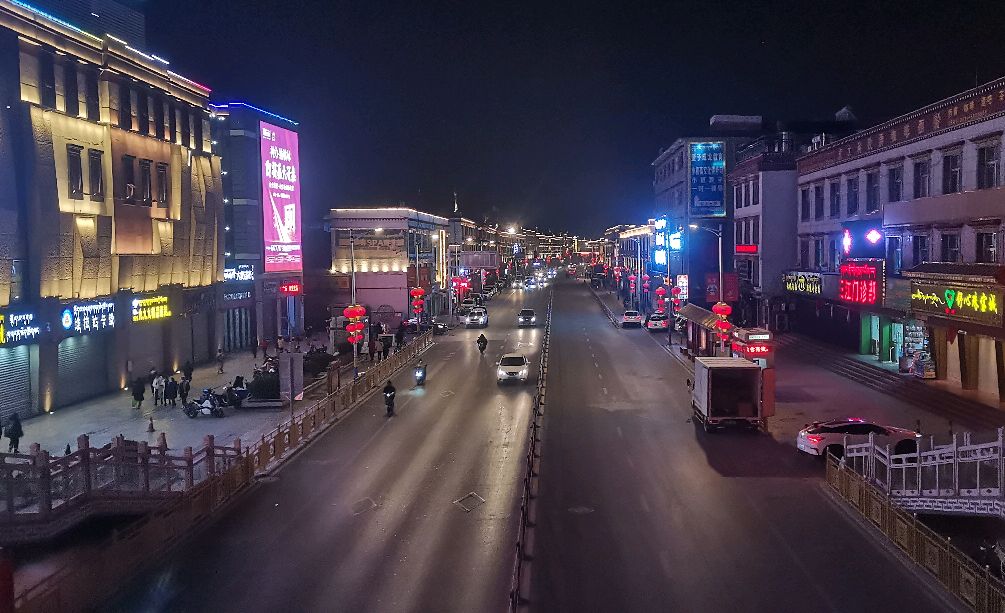 拉萨街头夜景