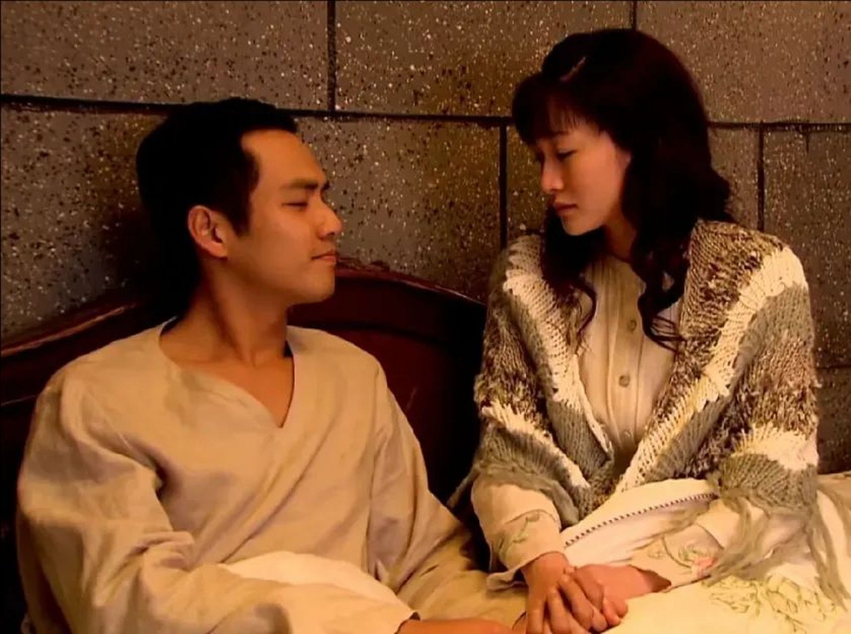 钟汉良藏了15年的妻子曝光,难怪看不上李小冉  提起钟汉良不免让人