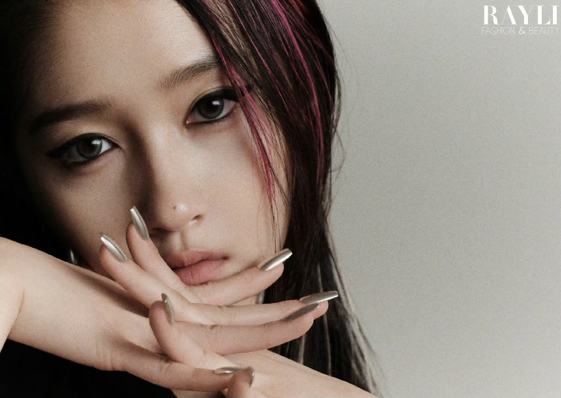 关晓彤山根碎钻妆# 关晓彤烟熏妆酷飒中透出一丝冷艳,山根碎钻闪耀