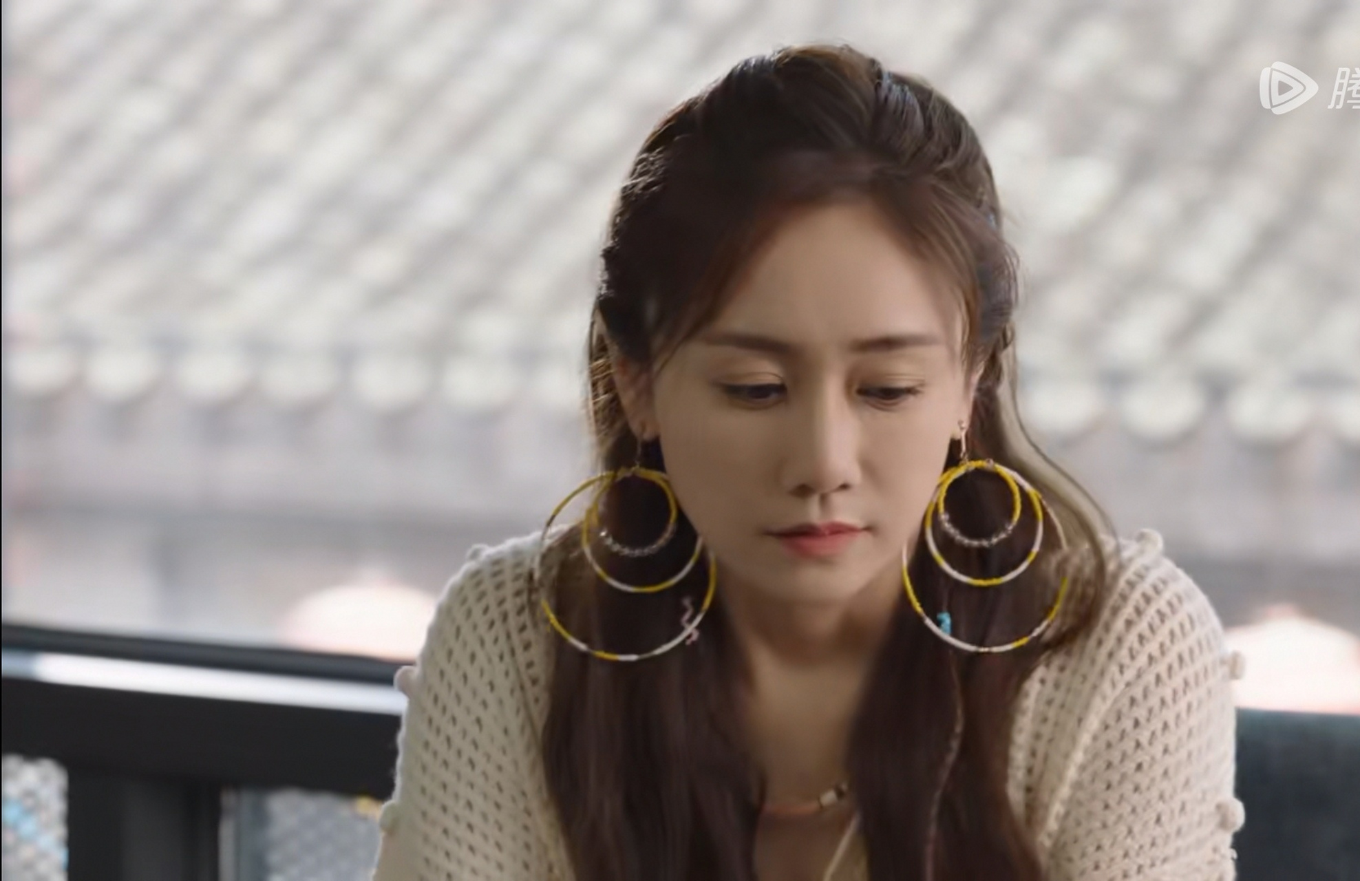 刘芸在新剧《闪耀的她》中的服化道真心不咋地,一会戴个超夸张的大