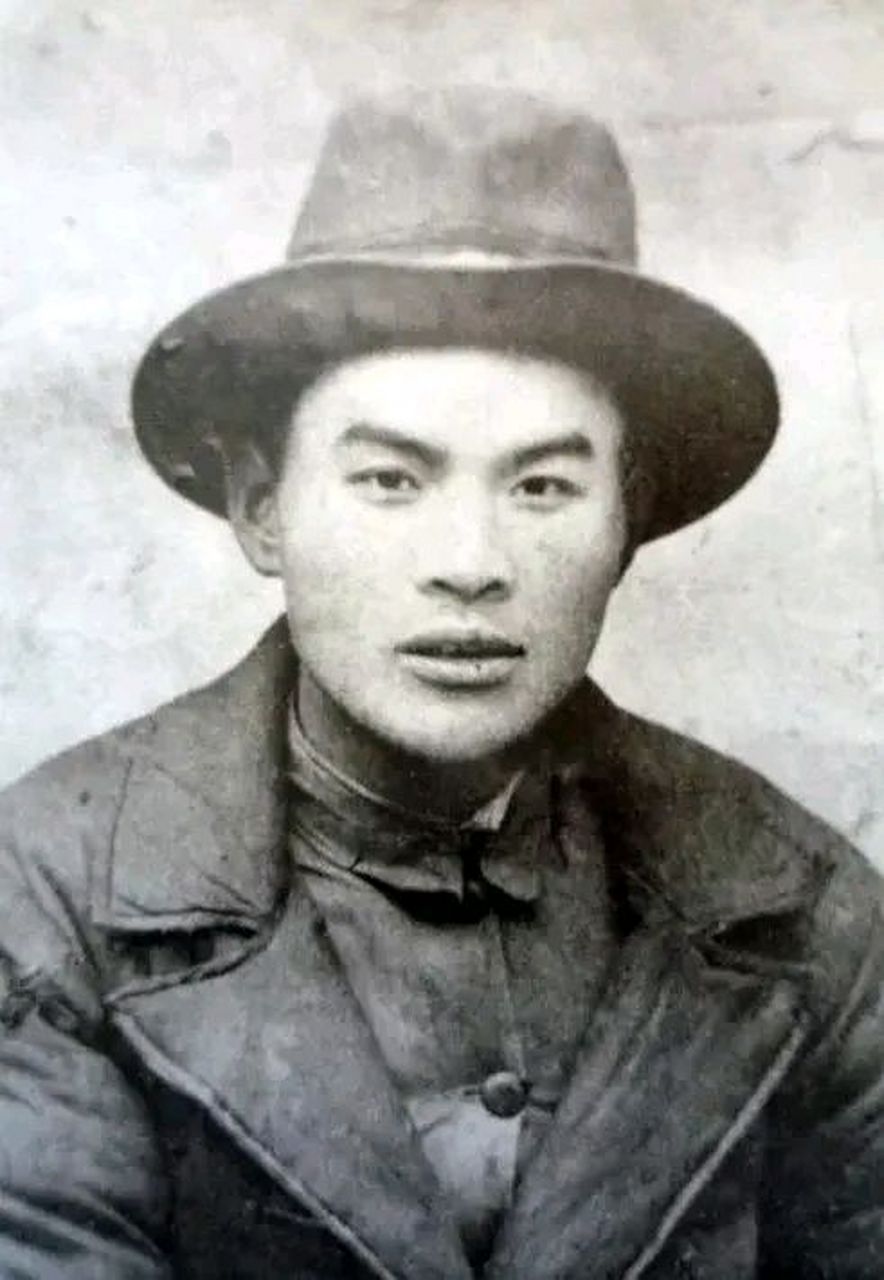 1940年,地下党崔景岳被捕后,密信落入到了敌人手中,看着手里的一张