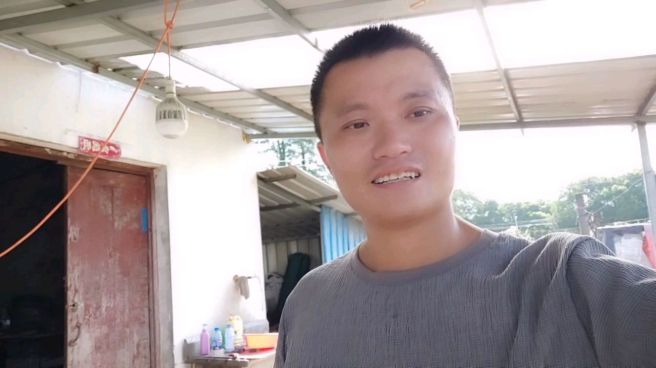 农村小伙第1次给家人做荷叶包鸡,这样做出来全家人都吃开心了