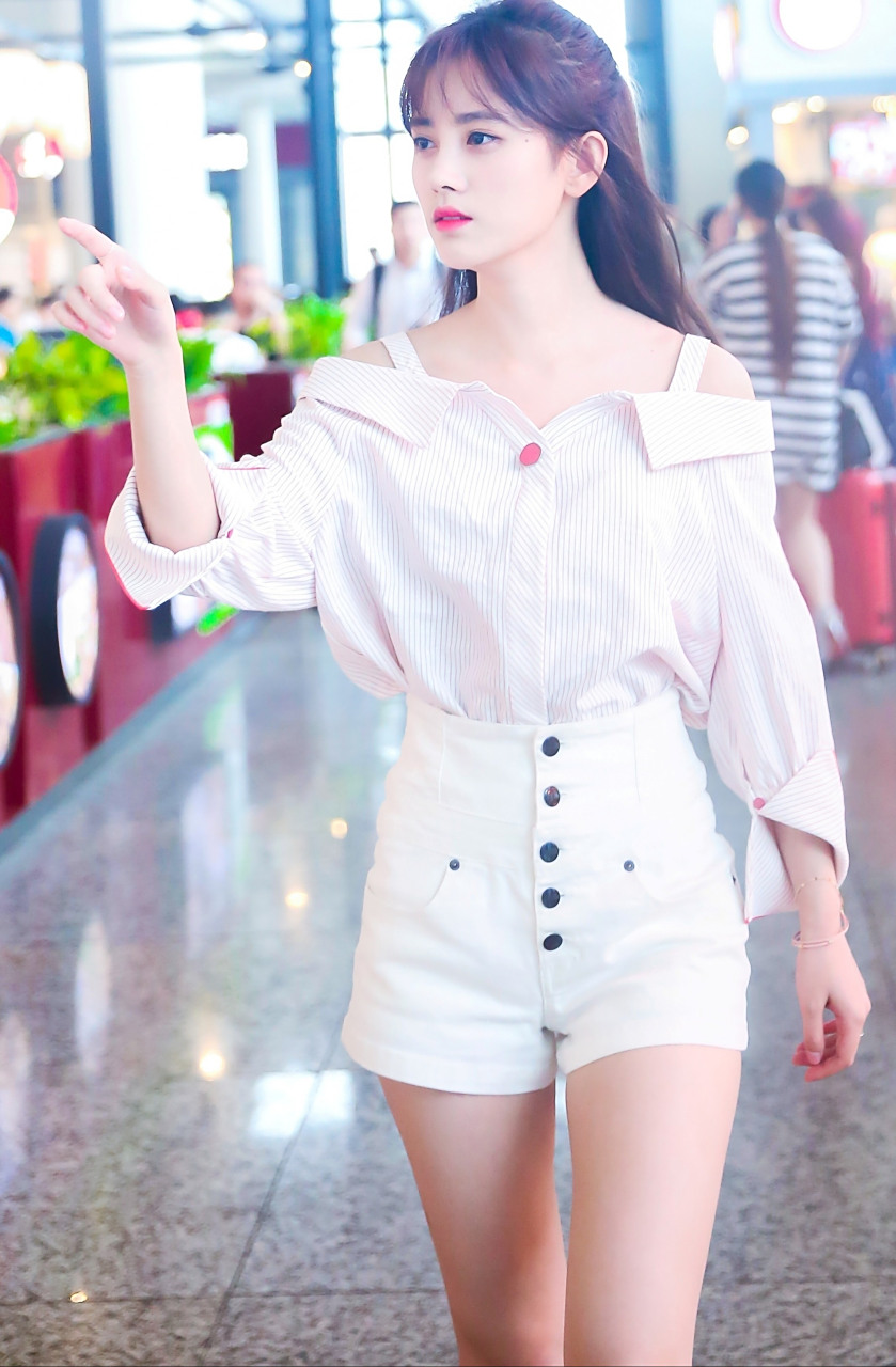 鞠婧祎白色露肩衬衣配白色高腰短裤,清纯可爱,好像是高中生#娱乐