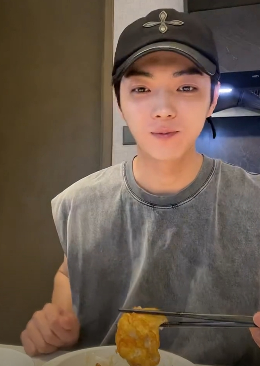 许凯素颜直播吃晚饭,面条加煎蛋,吃得特别健康,饭后还有椰子水解渴,男