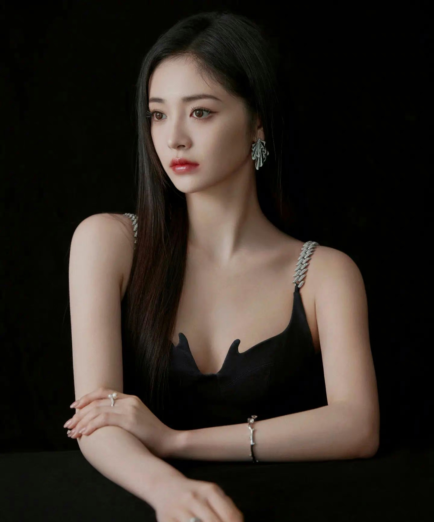 周洁琼黑色吊带裙,韵味十足!