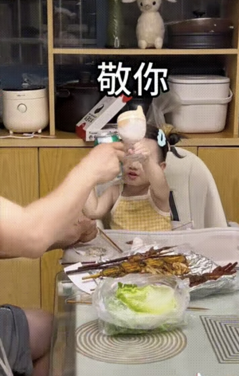 爸爸半夜馋酒找女儿当"酒搭子"